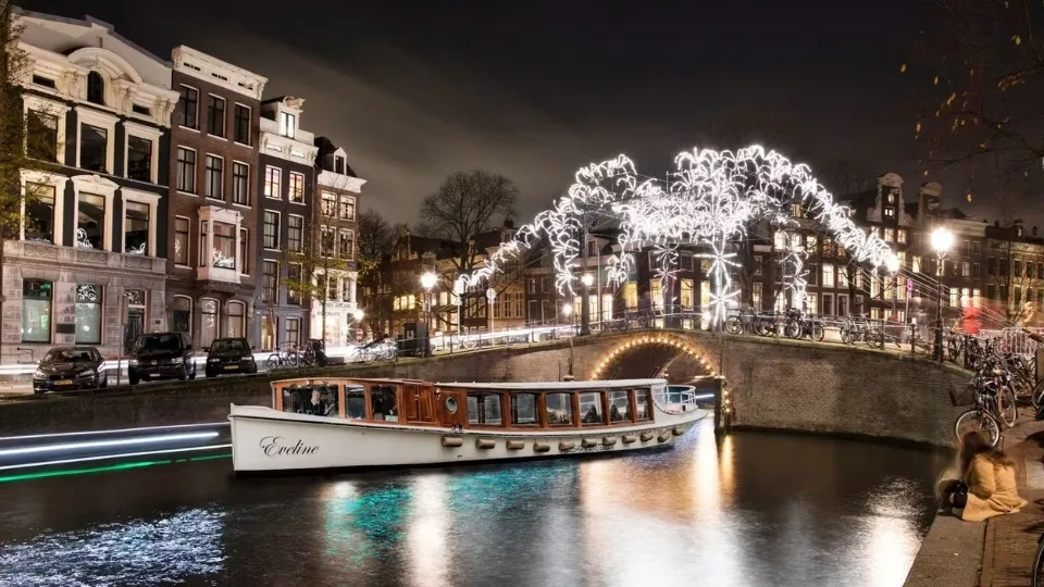 Amsterdam Light Festival: Saloon Boat Cruise + Optional Unlimited Drinks - Image 1